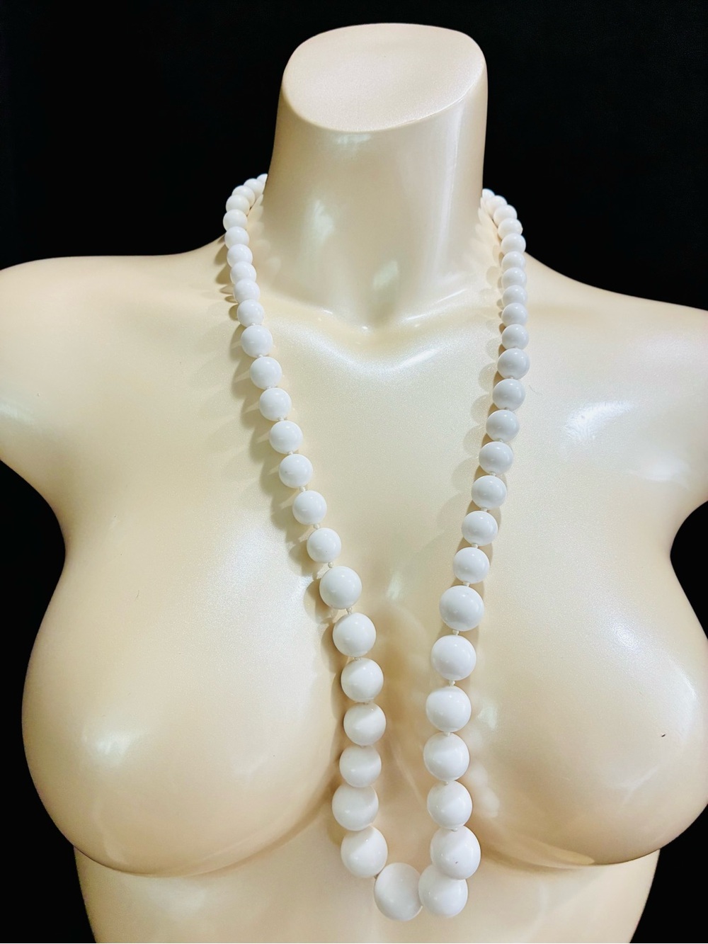 VTG MCM Classic White Slightly Graduated Beaded Necklace - Women Jewelry